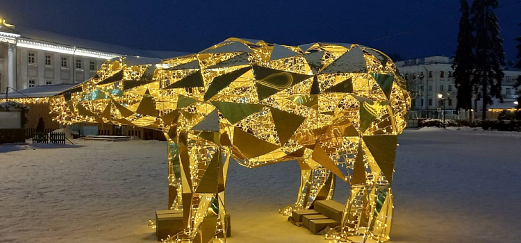 В центре Ярославля поселился огромный сияющий медведь