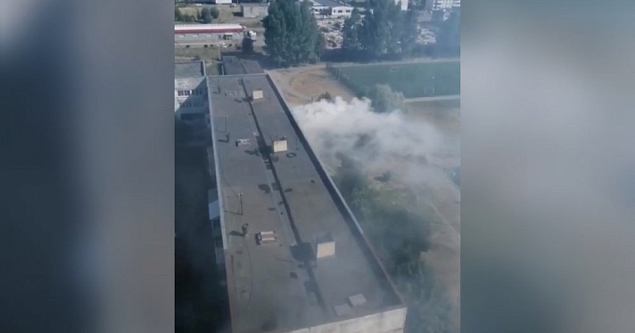 Вскрывают квартиры: около школы в Брагино загорелся дом. Видео