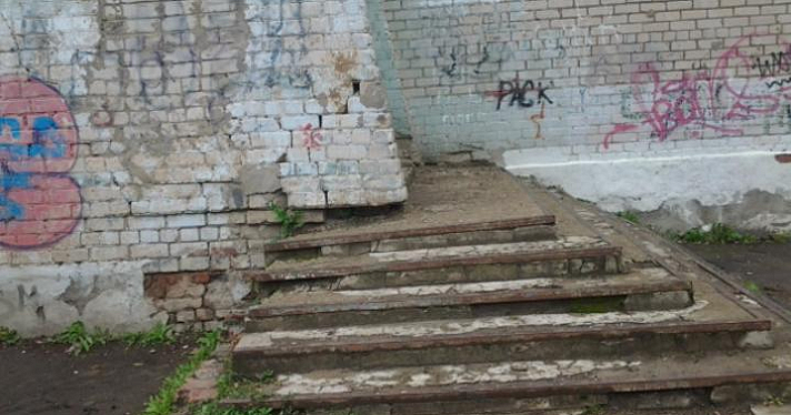 Школам Дзержинского района требуется ремонт асфальта и спортплощадок
