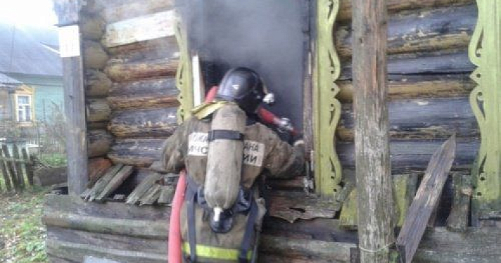 В Рыбинском районе сгорел жилой дом: погиб 53-летний мужчина 