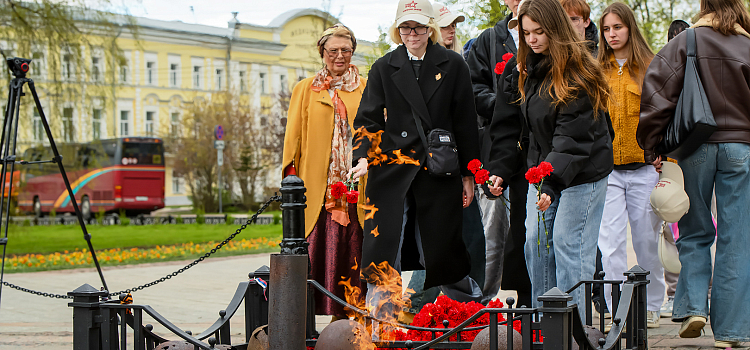 Молдавская диаспора Ярославля возложила цветы к Вечному огню в память о героях Великой Отечественной_296215