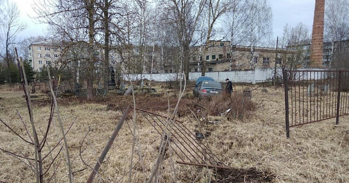 В Рыбинске водитель иномарки протаранил забор и вылетел на кладбище
