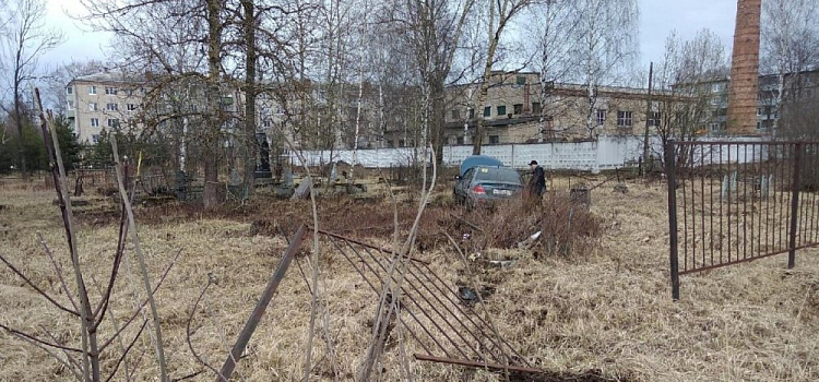 В Рыбинске водитель иномарки протаранил забор и вылетел на кладбище