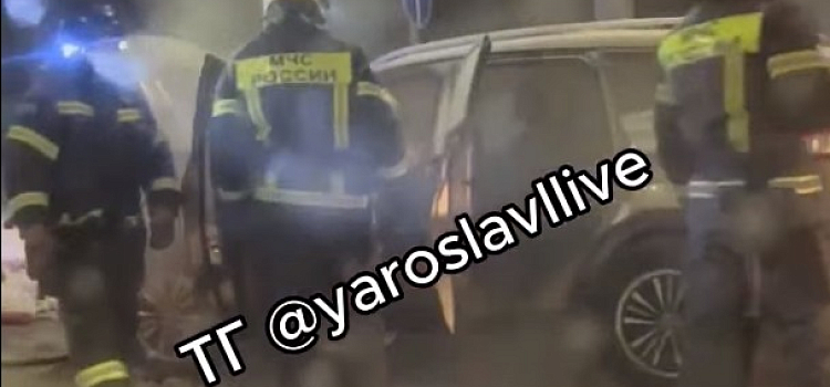 В Дзержинском районе Ярославля на ходу загорелась машина_259850