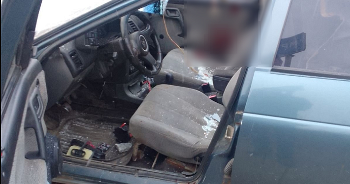 В Ярославле легковушка врезалась в грузовик, перевозивший столбы_225868
