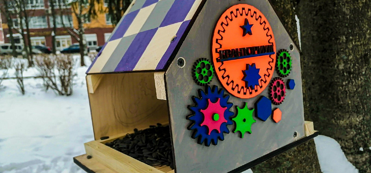 В Рыбинске дети вместе с мэром развесили необычные кормушки для птиц. Фото_169931