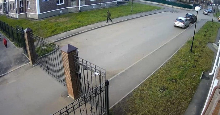 Соседские войны: ищут вандала, попавшего на камеры наблюдения в Ярославле. Видео