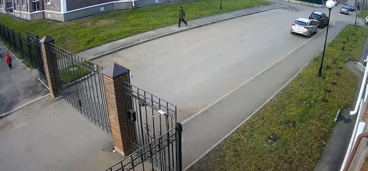 Соседские войны: ищут вандала, попавшего на камеры наблюдения в Ярославле. Видео