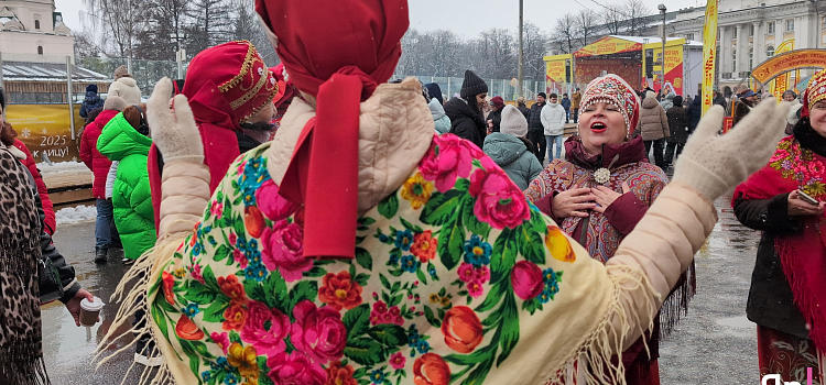 В лучших традициях: десятки тысяч ярославцев приняли участие в масленичных гуляниях_293010