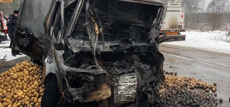 Погиб в горящем авто: на трассе в Угличском районе произошло смертельное ДТП