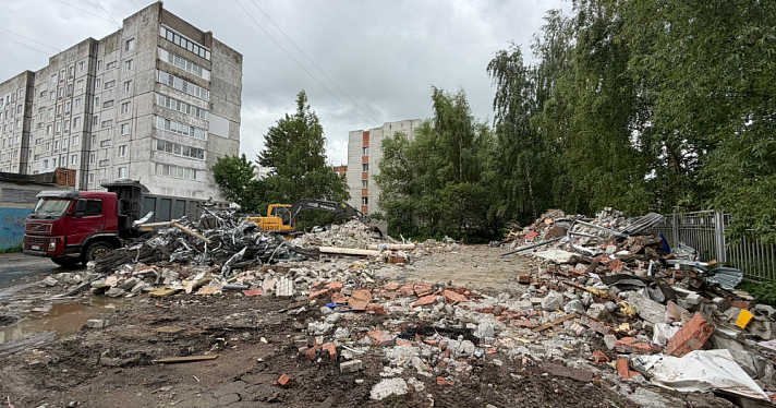 Во Фрунзенском районе Ярославля снесли заброшенный магазин