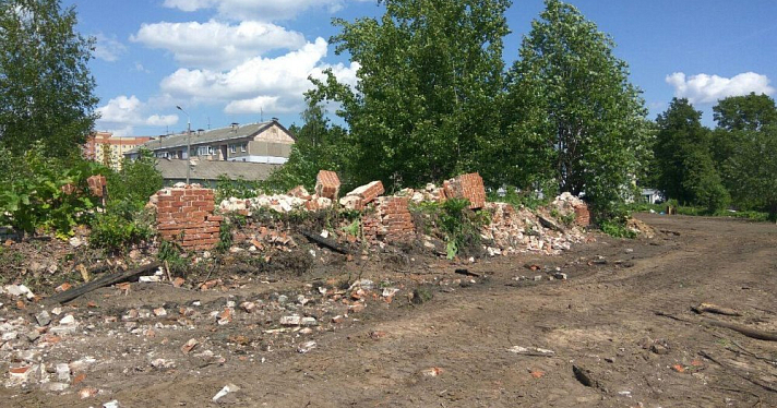 В усадьбе Коковцовых трактор зацепил руины амбара во время выравнивания грунта. Это вызвало недовольство и подозрение градозащитников
