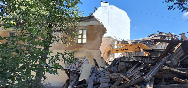 Когда-то он был украшением квартала: в Ярославле сносят дом послевоенной постройки_249192