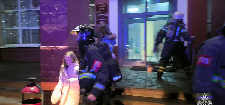 В Ярославле из-за пожара в магазине велосипедов эвакуировали гостиницу_290739