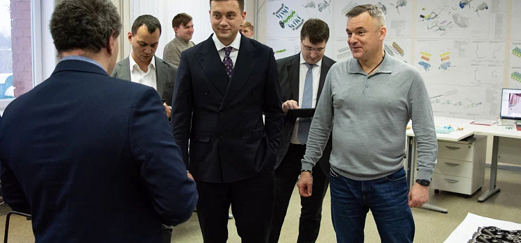 Замглавы Минпромторга РФ ознакомился с научно-исследовательской базой ЯГТУ_311812