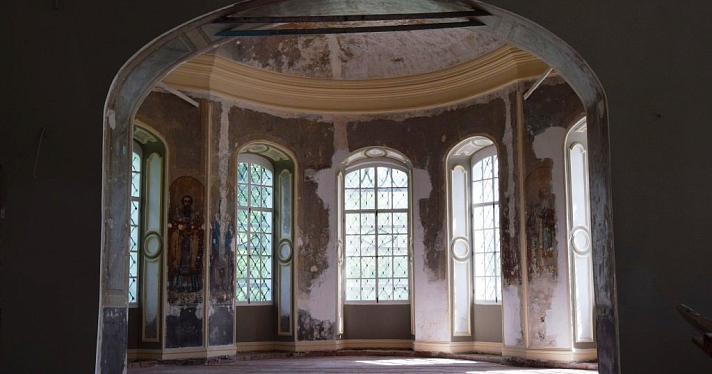 Реставраторы восстановили утраченную лепнину Петропавловского храма_158448