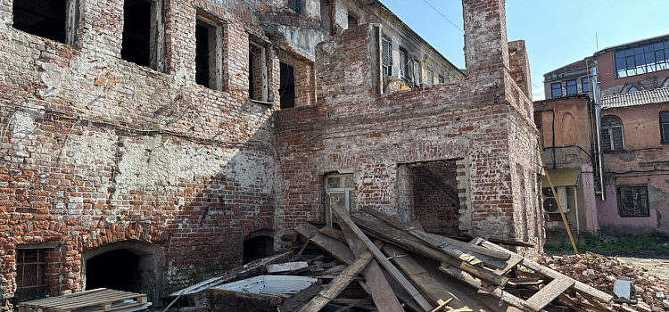 Руины реконструкции: в центре Ярославля памятник XVIII века лишился стен_251813