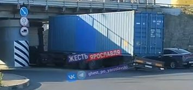 В Ярославле грузовик застрял под путепроводом