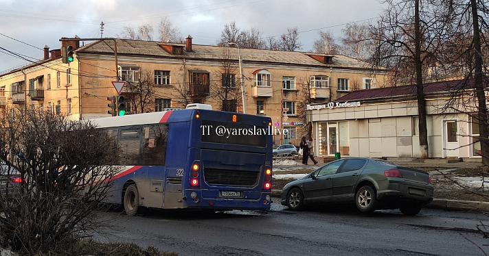 В Ярославле троллейбус столкнулся с легковушкой, а автобус намертво застрял в яме_236341