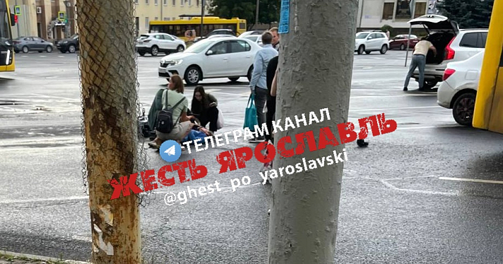 В Ярославле автобус столкнулся с электровелосипедом: пострадали мужчина и ребёнок
