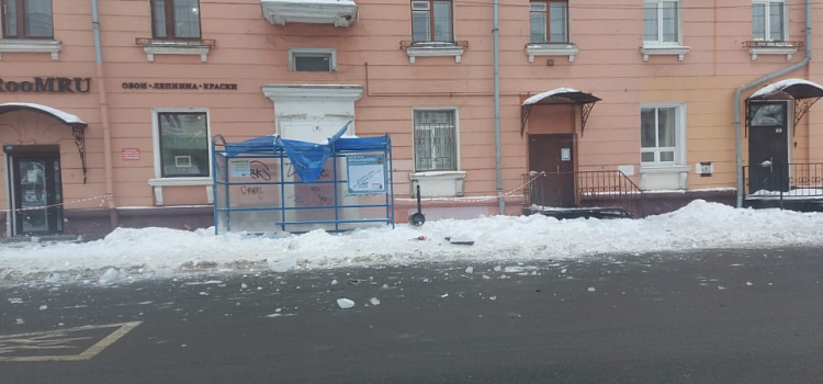 В центре Ярославля сломали остановку при очистке крыши здания от снега