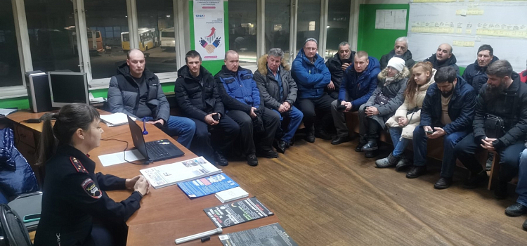 Полицейские провели беседу с водителями ярославского перевозчика «Автомиг»_233816