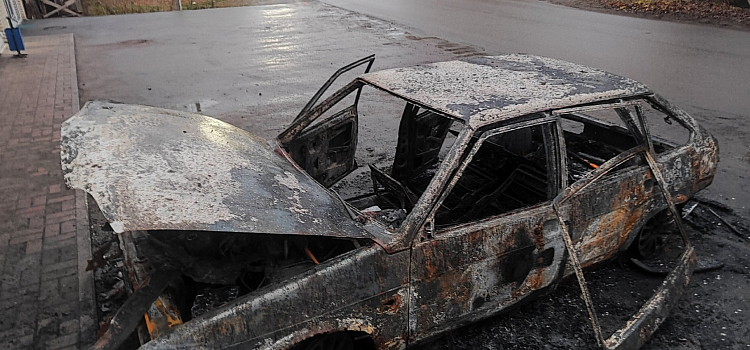 Во Фрунзенском районе Ярославля сгорел автомобиль_225186