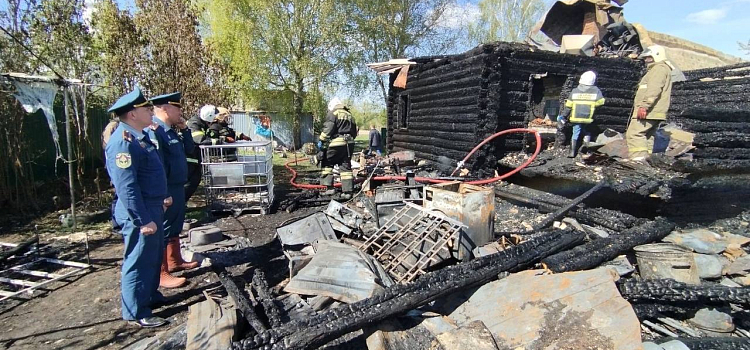 В МЧС назвали причины пожара в селе Ярославской области, унёсшего жизни пенсионера и его внука_272748