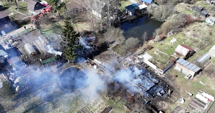 В Ярославле огонь уничтожил два дома и хозпостройки