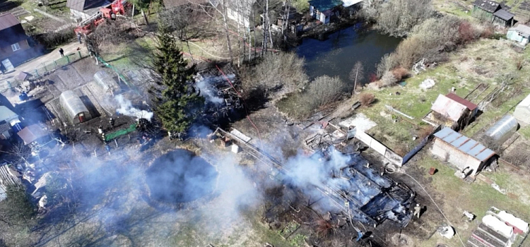 В Ярославле огонь уничтожил два дома и хозпостройки