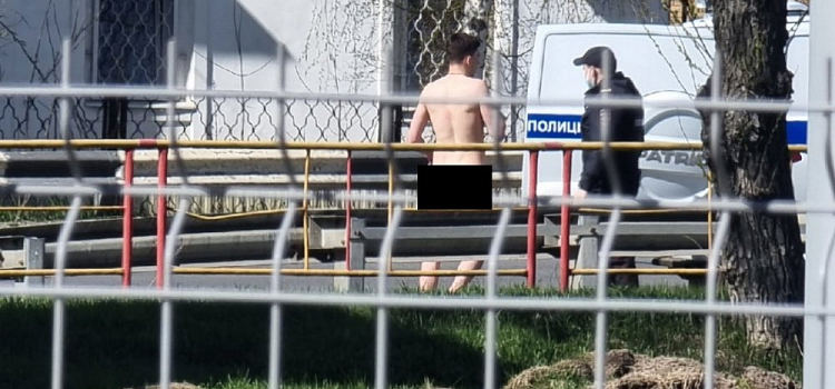«Страшно за детей»: в Ярославле задержали голого мужчину