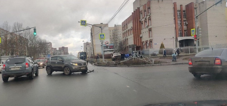 В Дзержинском районе водитель проехал по ногам ребенку