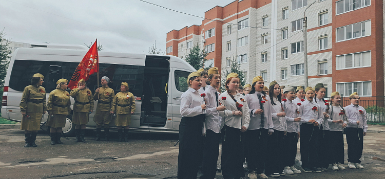 В ярославских дворах звучат песни военных лет_315717
