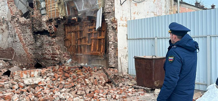 В центре Рыбинска обрушилось здание с офисами, квартирами и кафе_290232