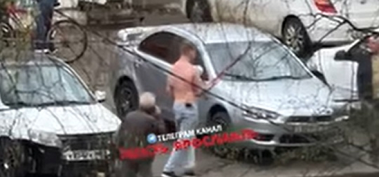 Жителей Ярославля перепугал полуголый мужчина с лопатой