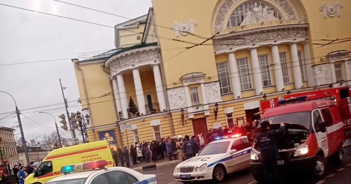 На площадь Волкова приехали пожарные машины и скорая — в Первом русском прошла эвакуация