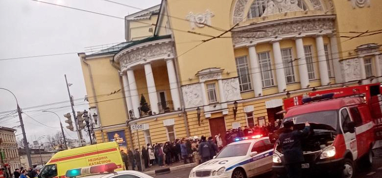 На площадь Волкова приехали пожарные машины и скорая — в Первом русском прошла эвакуация