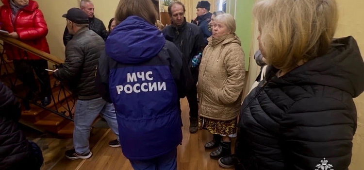 Десятки человек без жилья: пожар уничтожил бывшие склады Ярославской большой мануфактуры_313674