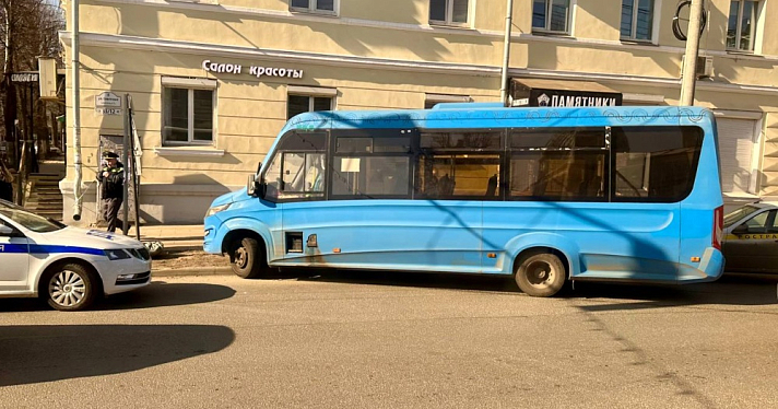 В центре Ярославля автобус с пассажирами врезался в бордюр и столб