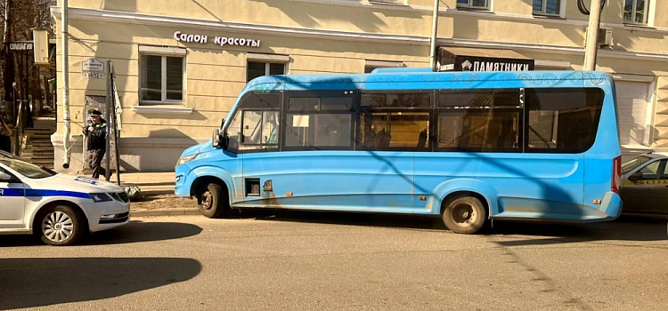 В центре Ярославля автобус с пассажирами врезался в бордюр и столб