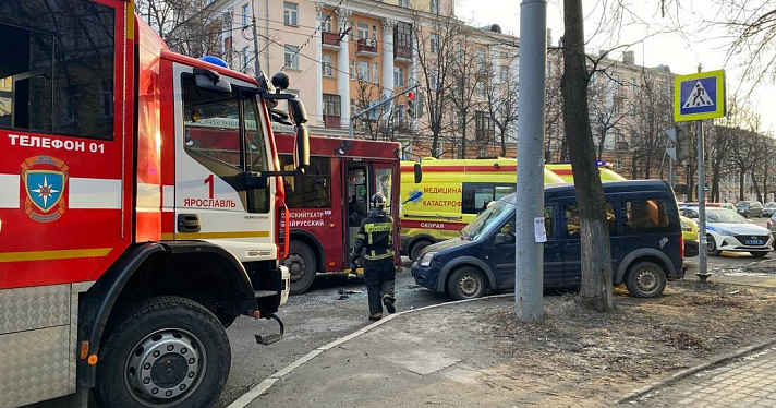 В Ярославле троллейбус столкнулся с легковушкой, а автобус намертво застрял в яме_236340