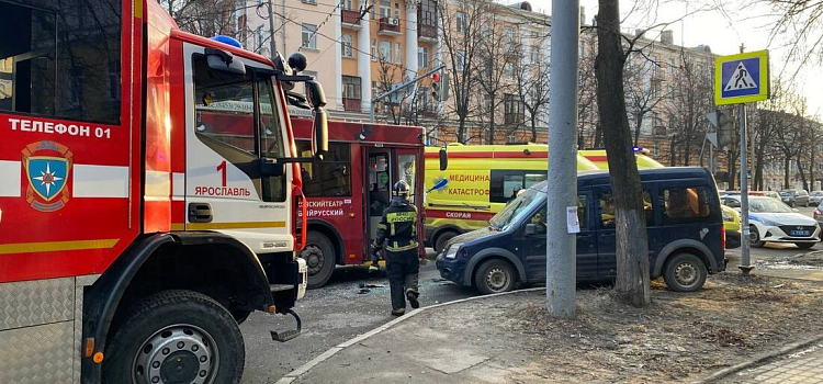 В Ярославле троллейбус столкнулся с легковушкой, а автобус намертво застрял в яме_236340