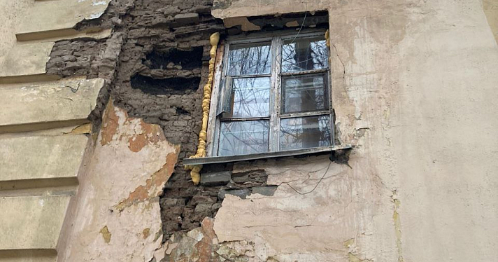 «Эти глыбы могли упасть на детей!»: в Ярославле обрушился фасад аварийного дома_268080