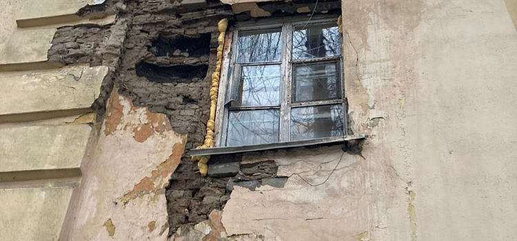 «Эти глыбы могли упасть на детей!»: в Ярославле обрушился фасад аварийного дома_268080