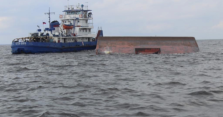 На Рыбинском водохранилище перевернулся сухогруз: погибли два человека_166158