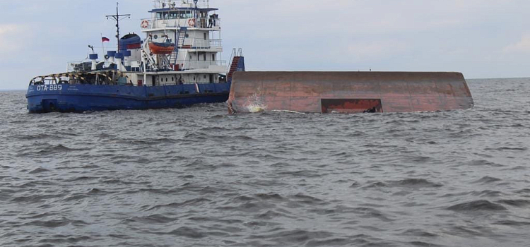 На Рыбинском водохранилище перевернулся сухогруз: погибли два человека_166158