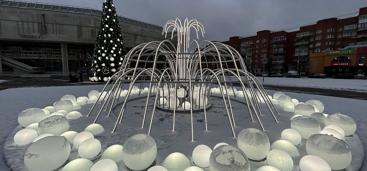 Подарок к Новому году: площадь Юности в Ярославле украсил световой фонтан