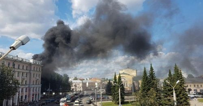 В центре Ярославля горел недострой «Волков-плаза»: видео