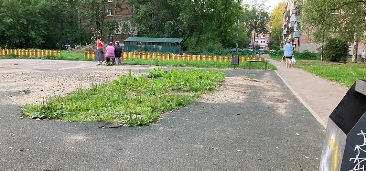 Ярославцы третий год пытаются вернуть во двор временно убранную детскую площадку