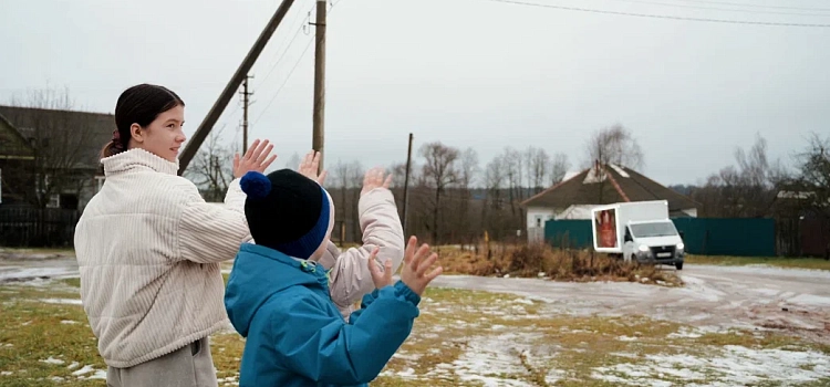 Дмитрий Миронов поздравил с наступающим Новым годом семьи участников СВО, многодетных и воспитывающих детей-инвалидов в Ярославской области_308858